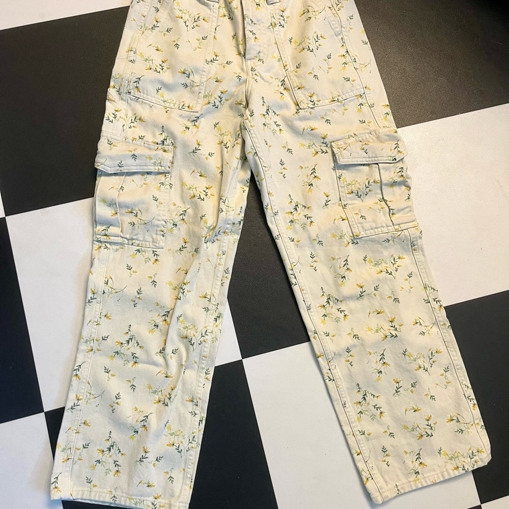 20% OFF BUNDLES! BDG Urban Outfitters Floral Cargo Jeans. Crm/Grn/Yellow. 27